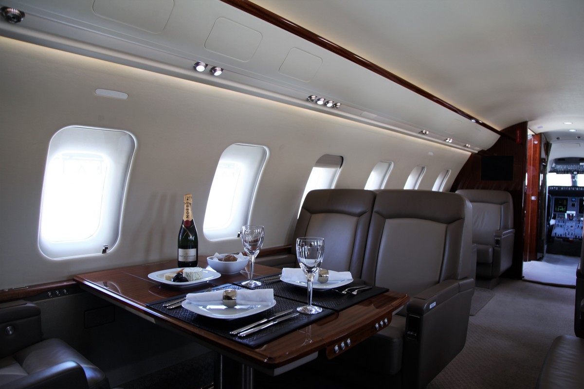 Bombardier Challenger 605 Interior Seating