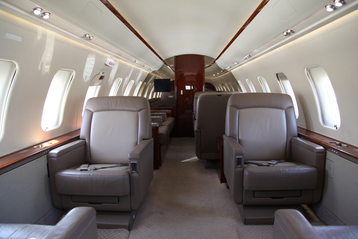 Bombardier Challenger 605 Interior View